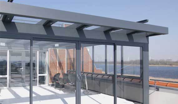 Kooloos zon en huis glaswanden