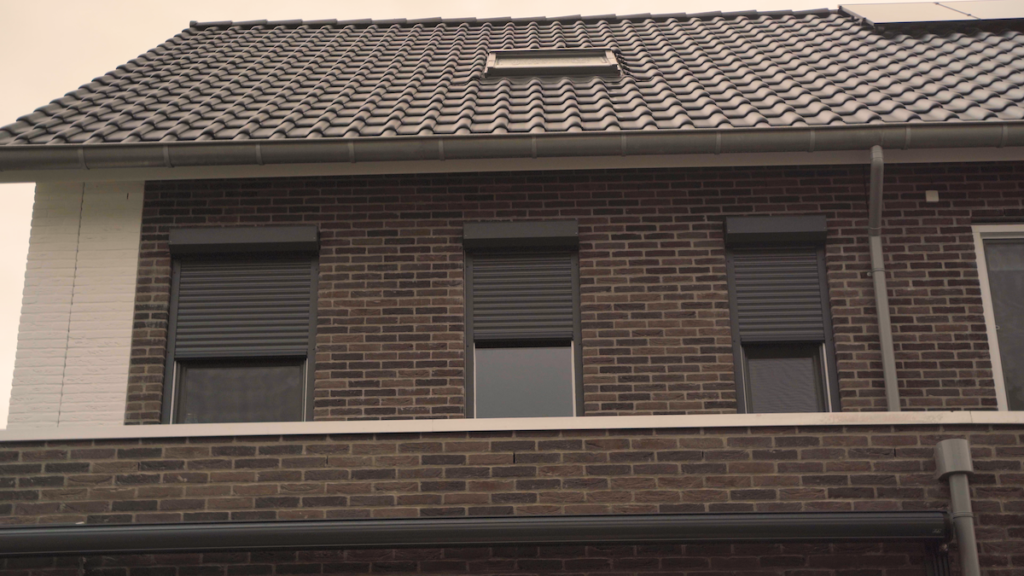 Extra wooncomfort dankzij rolluiken, horren en terrasscherm voor familie Van den Hoogen
