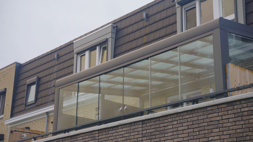 Thuis in elk seizoen dankzij overkapping met glazen dak en geïsoleerde garagedeur voor de familie Duijst