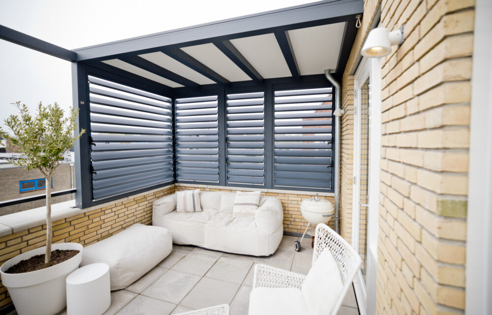 Aluminium pergola met aluminium shutters