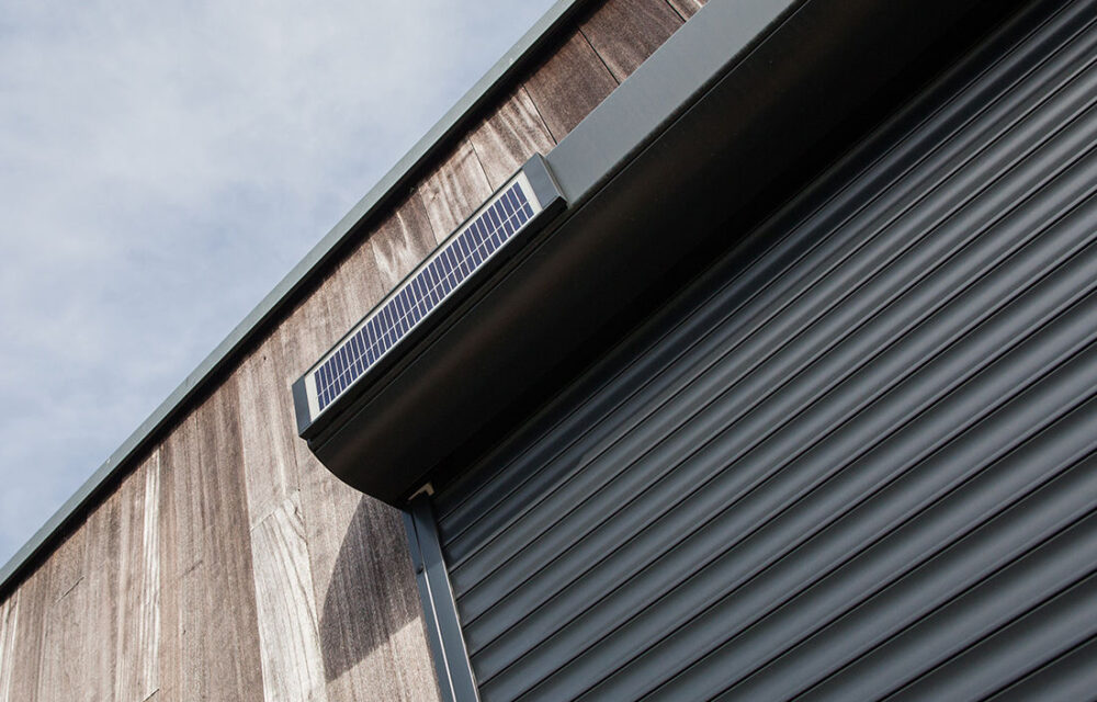 Afbeelding van product van Kooloos met overlay: Zorgeloos comfort en duurzaamheid met Solar screens bij Stichting Hart van Vathorst!